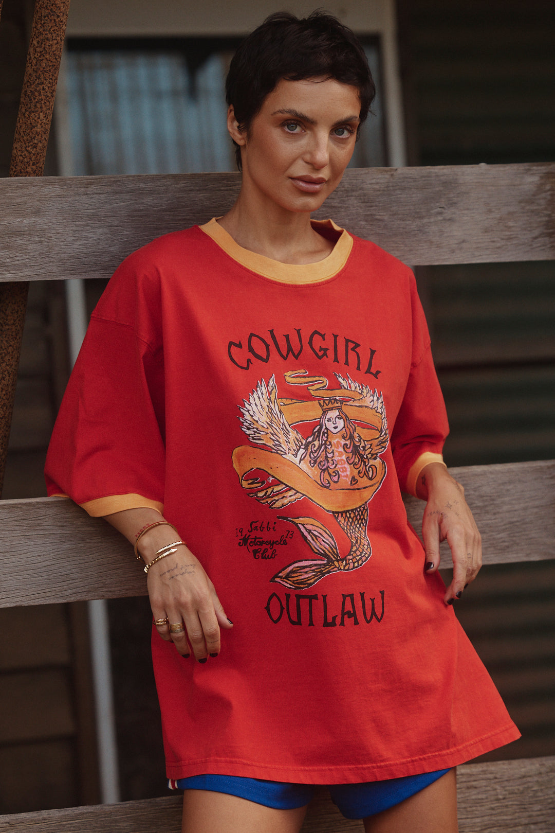 THE VERY OVERSIZED COWGIRL OUTLAW TEE - RED