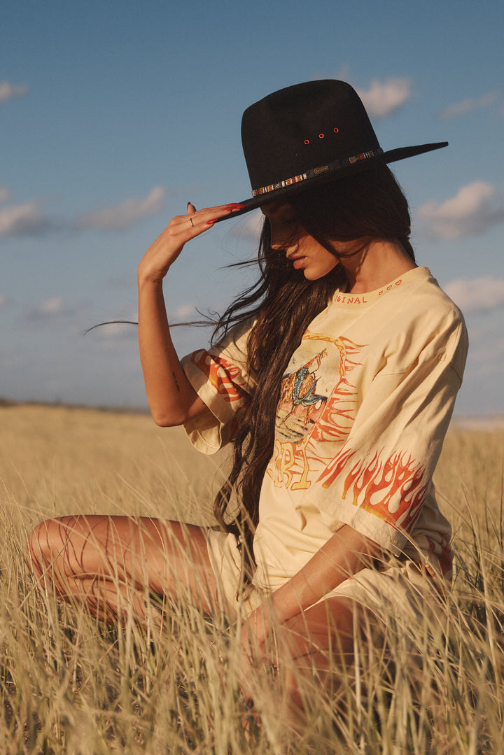 THE VERY OVERSIZED FLAMING COWBOY TEE  - SAND