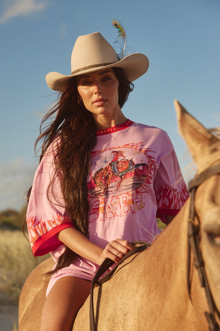 THE VERY OVERSIZED FLAMING COWBOY TEE  - PINK