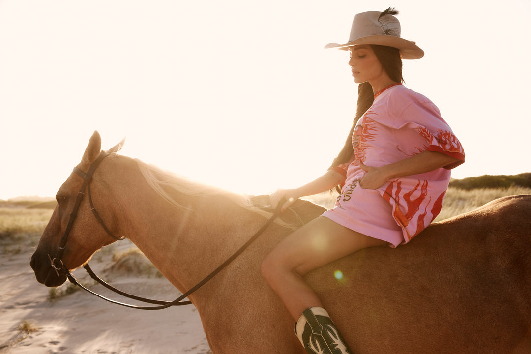 THE VERY OVERSIZED FLAMING COWBOY TEE  - PINK