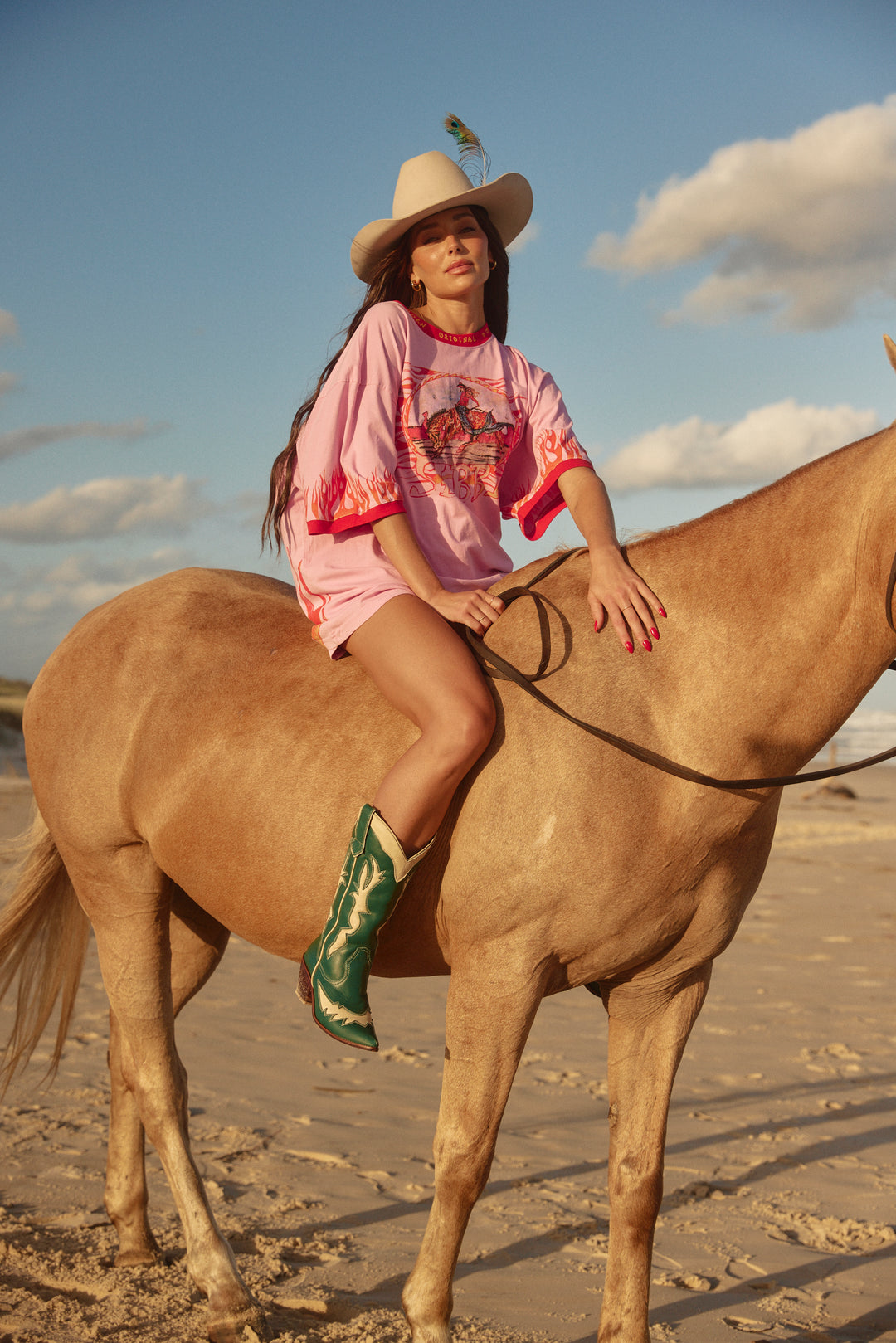 THE VERY OVERSIZED FLAMING COWBOY TEE  - PINK