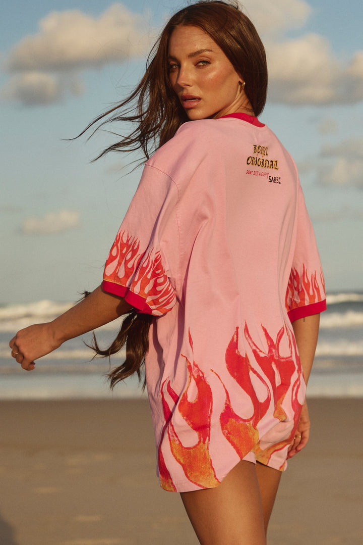 THE VERY OVERSIZED FLAMING COWBOY TEE  - PINK